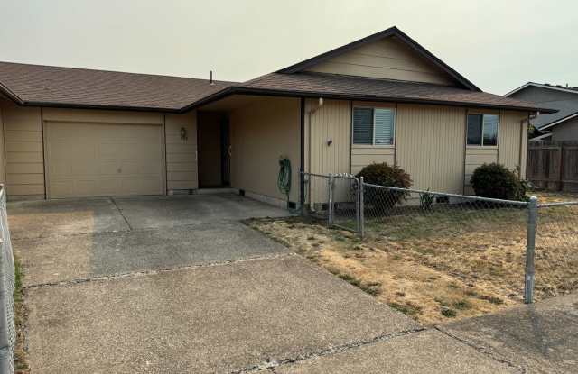 Updated 2 bed 1 bath duplex in Springfield! photos photos