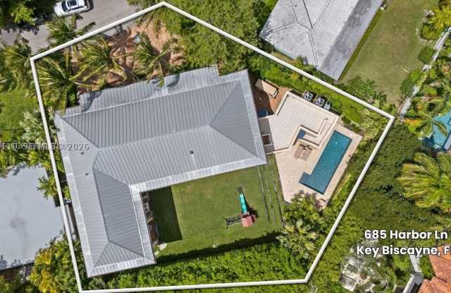 685 Harbor Ln Gallery 2