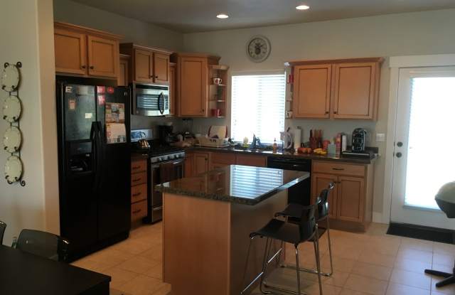 Luxury 4 Bedroom Town Home in Sandy! Gallery 4