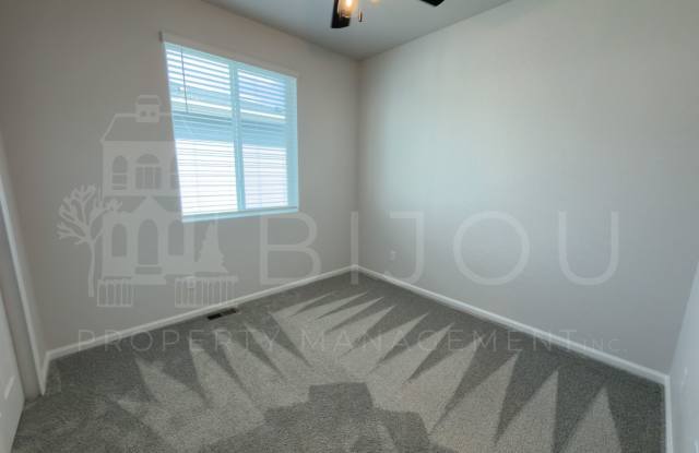 Beautiful Townhome located near Constitution Ave! Gallery 4