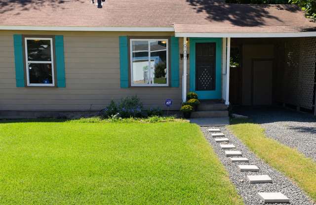 2 bedroom North Loop Bungalow Gallery 4