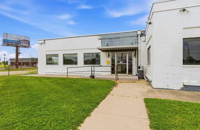 4415 N Broadway Avenue Gallery 2