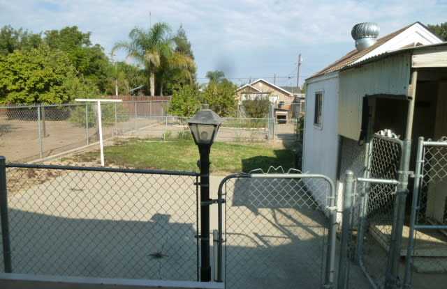 Nice Cottage with Fenced yards Gallery 4