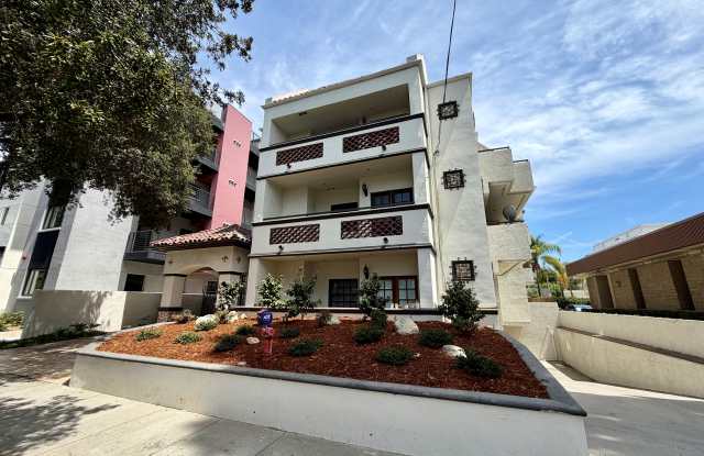 156  S. OAKKNOLL AVENUE, UNIT 201 - 1 Gallery 2