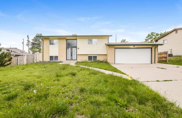 2 WEEKS FREE RENT & FREE 55” TV IF MOVED IN BY 7/31! Spacious 3bd/2ba +Bonus Room/Office. House with A/C in Prime Lakewood Location Gallery 3