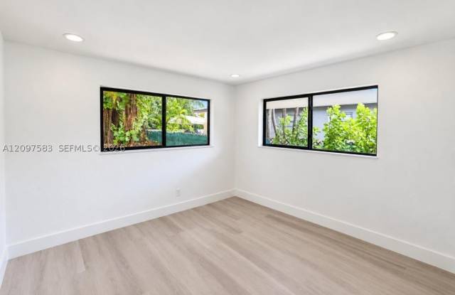 1949 Riverside Dr Gallery 2