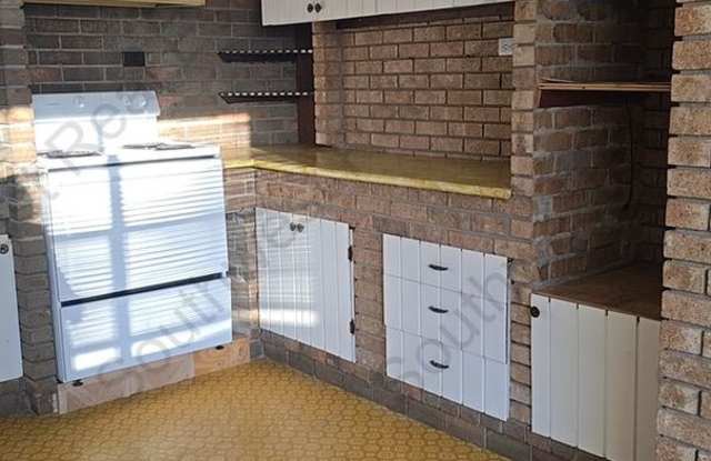Spacious 2 bedroom 1 bath with large garage. Gallery 4