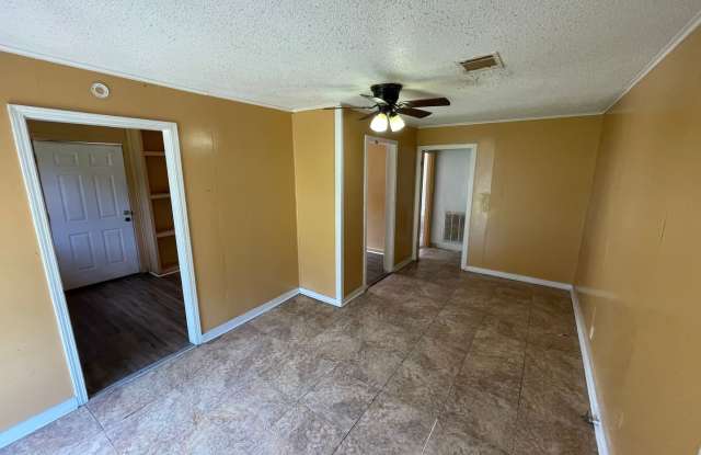 Spacious 3 Bedroom Home with Central AC Gallery 4