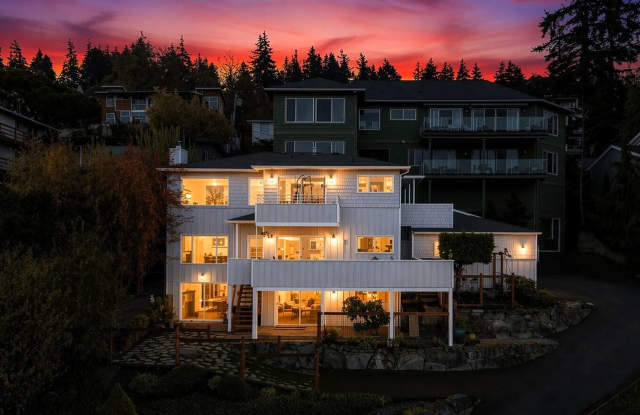 Bayview Condo 2 Bedrooms with Gas Fireplace  - S State St Gallery 3