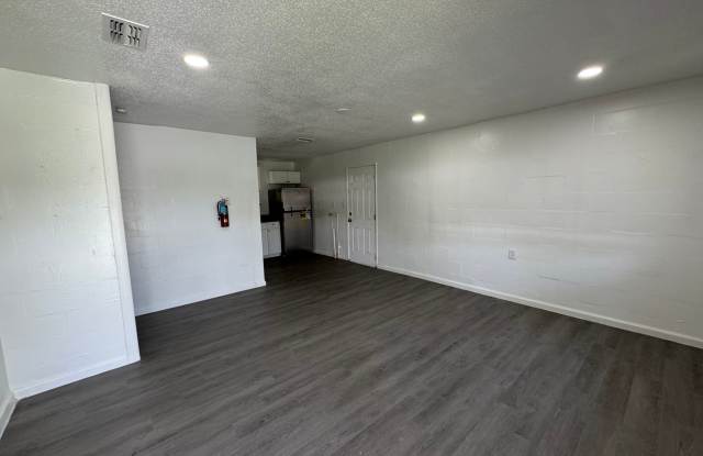 Newly Renovated 2 Bedroom Brick Apartment near Downtown Live Oak Gallery 2