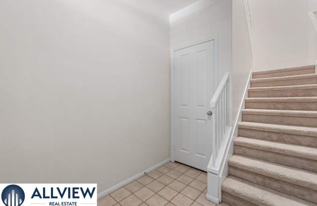 Beautiful townhouse located in the highly desirable area of Westpark in Irvine! Gallery 4
