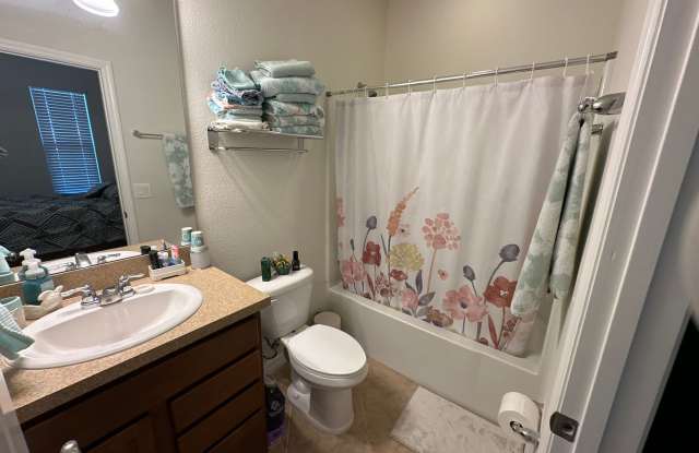 UNFURNISHED Amazing 4-Bedroom, 3-Bathroom, 2-Car garage with a Fenced in back yard. Gallery 4