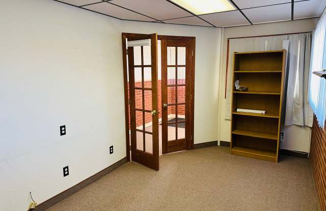 2 bedroom with laundry and off street parking Gallery 3