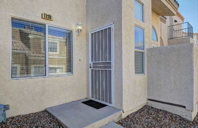 Townhouse with 2 Bedroom, 2 Bath and a 2 Car Garage! Gallery 3