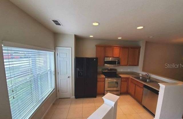 OPEN  BRIGHT CONDO IN GATED COMMUNITY W/ LOTS OF AMENITIES Gallery 2