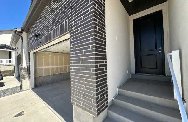 Half Off First Month!! 4-Bedroom Home in Harmony Ridge | Pool, Gym & Pickleball Courts Gallery 3