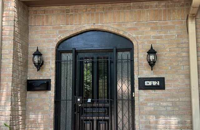 Beautifully updated town home - 12 Bayou Pointe Drive, Houston, TX 77063