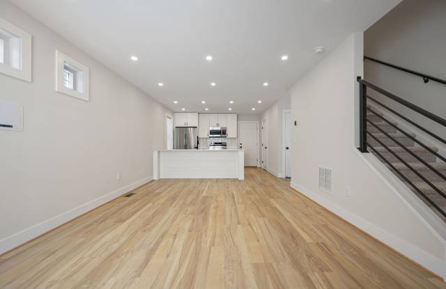 120B N Lincoln St Gallery 3