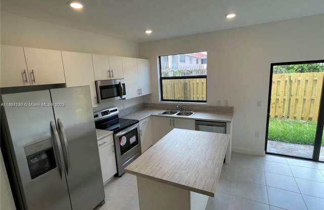 883 NE 211th St photos photos