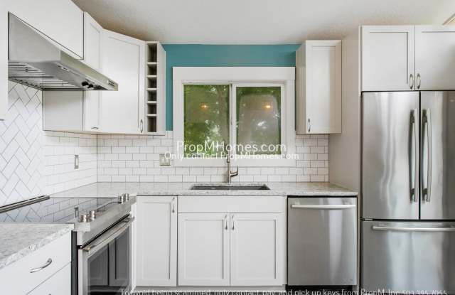 Updated 3-Bedroom Gladstone Home with Bonus Office Space! photos photos