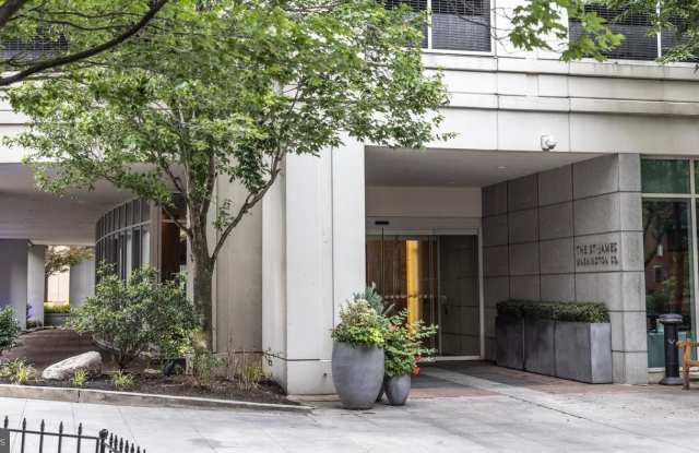 207 W WASHINGTON Square Gallery 4