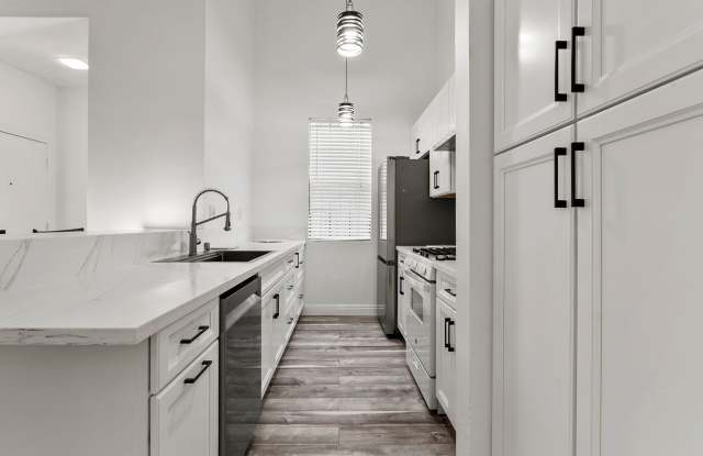 UPGRADED ONE BEDROOM OASIS IN GATED COMMUNITY Gallery 3