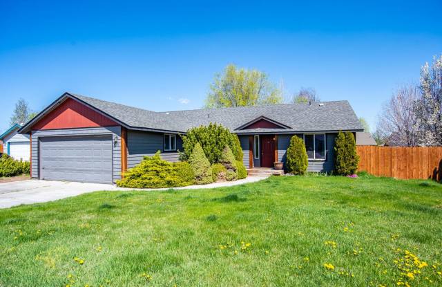 Charming 3-Bedroom Home in Redmond: Spacious Yard & Prime Location! photos photos