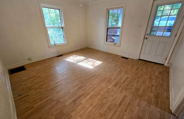 Cozy Lenoir 2/1 Bungalow with Fenced Yard on Cul-de-Sac Gallery 3
