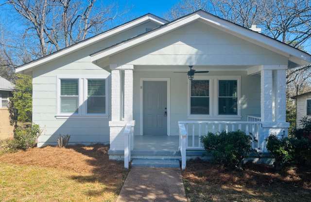 Adorable cottage style home with large fenced in backyard near Downtown Lagrange! Must see! - 117 Boulevard Street, LaGrange, GA 30240