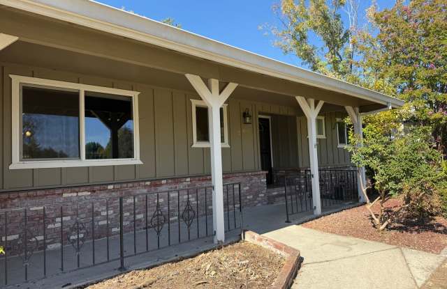 3-bedroom, 2-bath home in west Redding! Gallery 1