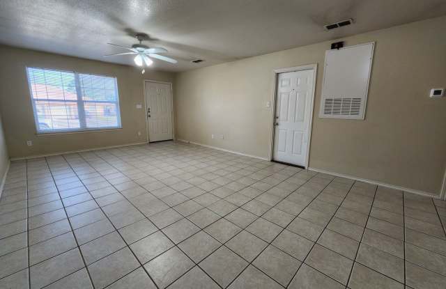 2/2/1 Duplex / No Carpet / Easy Access to IH 35 & Hwy 46 / Fenced in Yard / Fridge Included / CISD *2 weeks free rent* Gallery 3