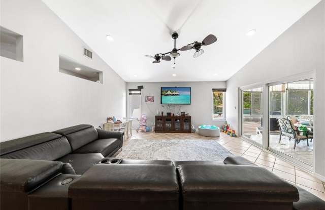 14463 SW 16TH Court Gallery 4