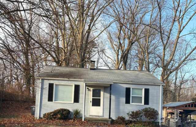 2 bedroom/1 bathroom home in Greensboro - 2702 Wildwood Drive, Greensboro, NC 27407