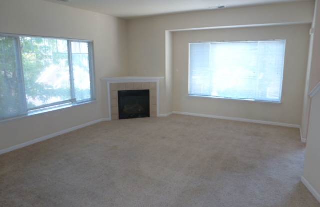 Three Bedroom, Two and a Half Bath Townhome Near UNR/TMCC Gallery 3