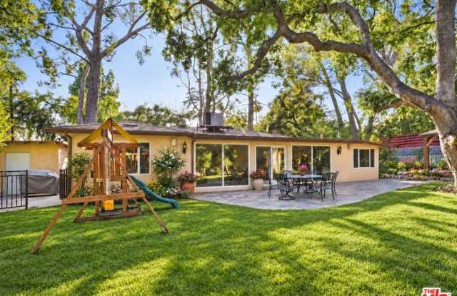 2452 N Altadena Dr Gallery 1