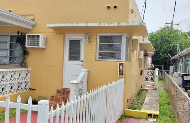 2114 Biarritz Dr photos photos