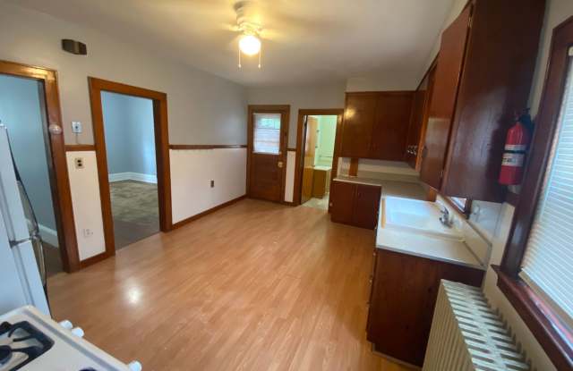 $1800 - First floor- 2 Bed / 1 Bath Apartment 1st Floor Apartment in West Manchester's Rimmon Heights Gallery 4