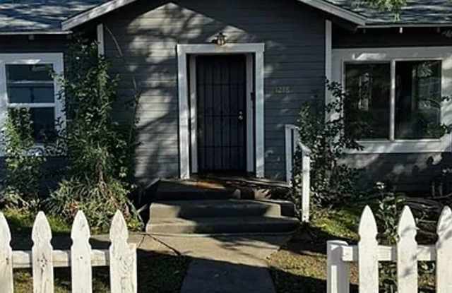 Charming 2 BR, 1 BTH + Den | Minutes from Downtown Chico & CSUC photos photos