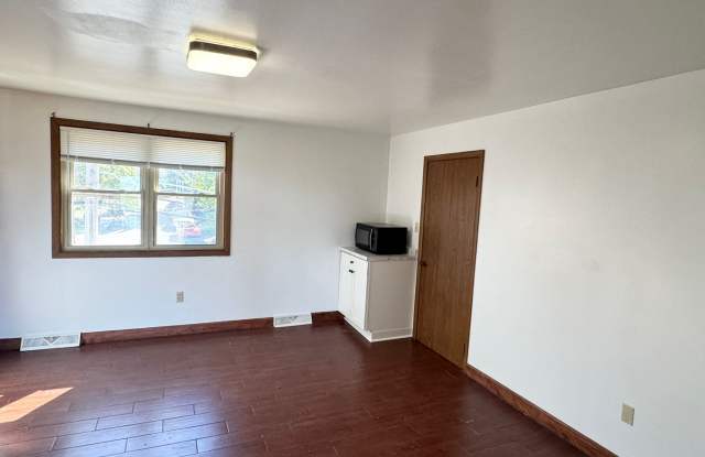 2 Bedroom/ 1.5 Bath - New Kitchen and Carpet Gallery 3
