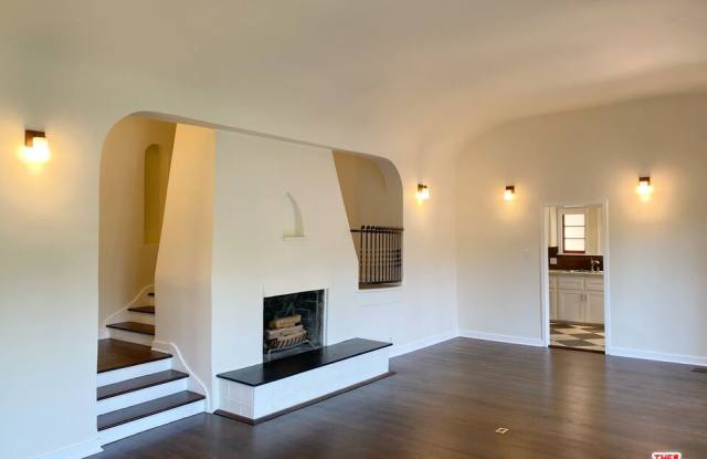 6855 W Alta Loma Ter - 6855 West Alta Loma Terrace, Los Angeles, CA 90068