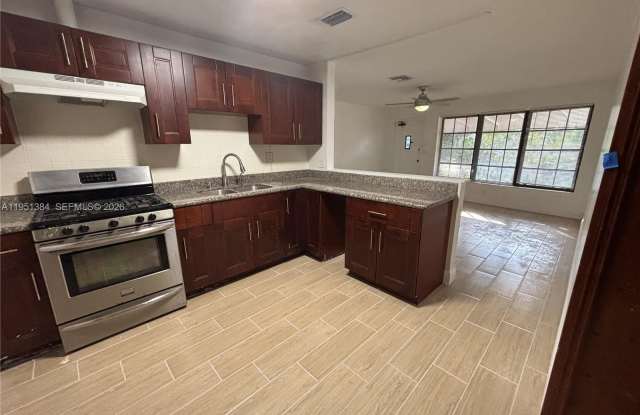 2510 NE 9th Ter photos photos