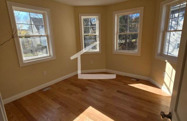 Charming 3 Bedroom-No Broker Fee Gallery 4