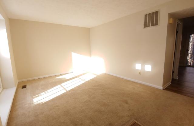 2134 COMMISSARY Circle Gallery 3