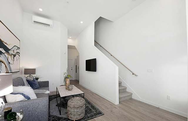 Ballard Townhouse 2bd/2ba, AC, Garage Parking Gallery 4