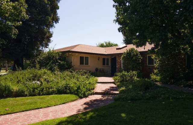 Spacious 5BD/3BA Merced Home | 2,916 SF | Office, Sunroom & Fireplace Gallery 3