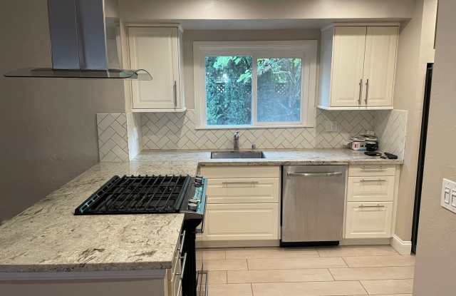 Beautiful 3 Bedroom/2 Bathroom Home in Tahoe Park Gallery 1