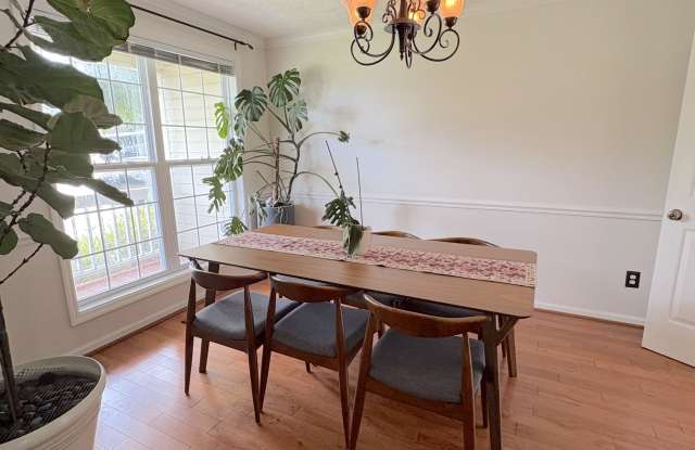 247 Richmond Park Drive Gallery 4