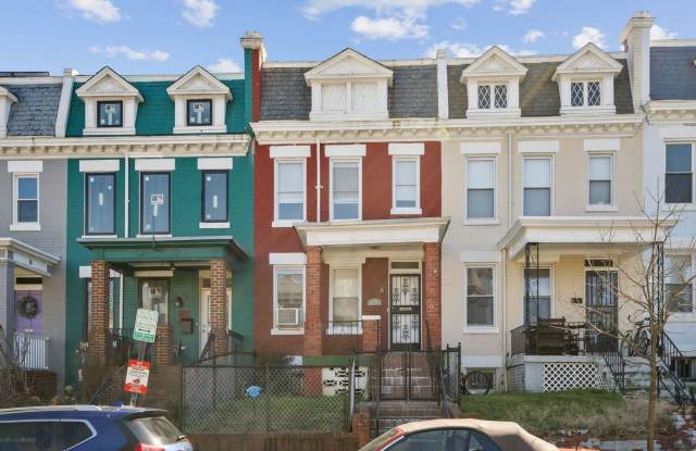 Newly Renovated 5BR/2BA Brownstone, Washer/Dryer photos photos