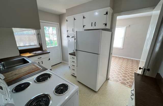 PRE LEASING 27/28 School Year! Large 5 Bed House Just 1 block from KSU! Gallery 3