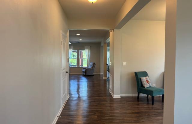 Five Bedroom Home in The Villages of Denver Gallery 4